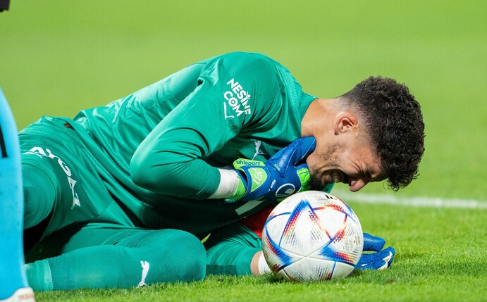 Fenerbahce-Torwart Altay Bayindir war während der Partie von einem Wurfgeschoss getroffen worden.