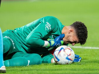 Fenerbahce-Torwart Altay Bayindir war während der Partie von einem Wurfgeschoss getroffen worden. Fenerbahce-Torwart Altay Bayindir war während der Partie von einem Wurfgeschoss getroffen worden.