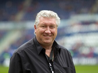 Dieter Schatzschneider, Club-Ikone und Rekordtorjäger von Hannover 96. Dieter Schatzschneider, Club-Ikone und Rekordtorjäger von Hannover 96.