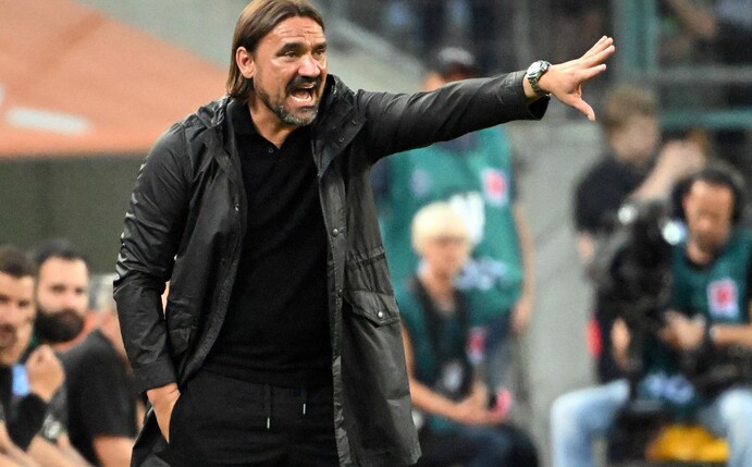 Gladbachs Trainer Daniel Farke gibt seinen Spielern taktische Anweisungen.