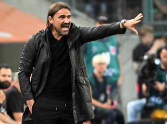 Gladbachs Trainer Daniel Farke gibt seinen Spielern taktische Anweisungen. Gladbachs Trainer Daniel Farke gibt seinen Spielern taktische Anweisungen.