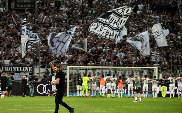 Die Gladbach-Fans feiern die Mannschaft - Trainer Daniel Farke (vorne) feiert im Stillen mit.