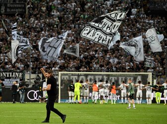 Die Gladbach-Fans feiern die Mannschaft - Trainer Daniel Farke (vorne) feiert im Stillen mit. Die Gladbach-Fans feiern die Mannschaft - Trainer Daniel Farke (vorne) feiert im Stillen mit.