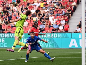 Leverkusens Torwart Lukas Hradecky kann das 0:2 von Hoffenheims Andrej Kramaric (r) nicht verhindern.