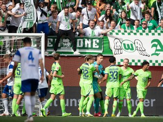 Schalkes Simon Terodde (l) scheitert gleich mit zwei Versuchen vom Elfmeterpunkt an Wolfsburgs Torwart Koen Casteels (M). Schalkes Simon Terodde (l) scheitert gleich mit zwei Versuchen vom Elfmeterpunkt an Wolfsburgs Torwart Koen Casteels (M).