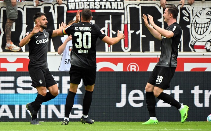 Torschütze Vincenzo Grifo, Christian Günter und Michael Gregoritsch (l-r) bejubeln den Treffer zum Freiburger 1:0.