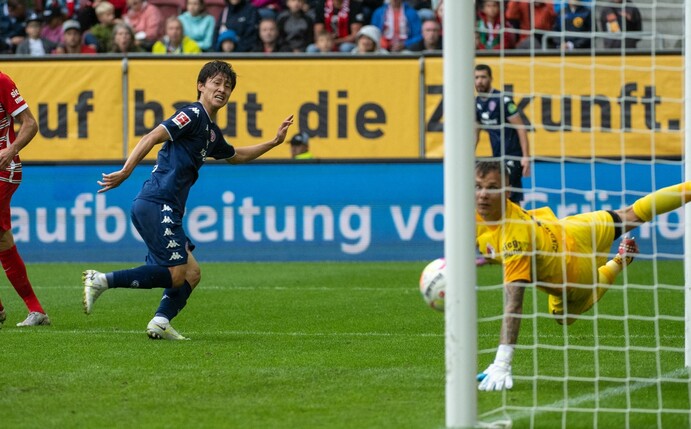 Mainz Jae-Sung Lee erzielt den 2:1-Siegtreffer in Augsburg.
