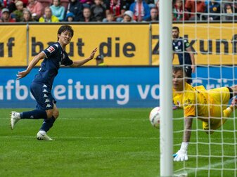 Mainz Jae-Sung Lee erzielt den 2:1-Siegtreffer in Augsburg. Mainz Jae-Sung Lee erzielt den 2:1-Siegtreffer in Augsburg.