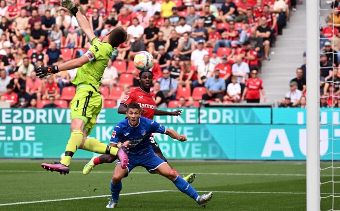 Leverkusens Torwart Lukas Hradecky kann das 0:2 von Hoffenheims Andrej Kramaric (r) nicht verhindern.