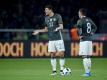 Die Deutschen Mario Gomez (l) und Mesut Özil reagieren auf den Spielverlauf gegen England. Foto: Soeren Stache