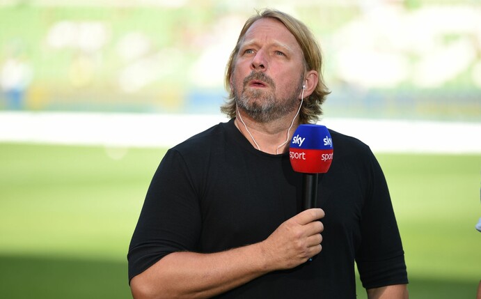 Stuttgarts Sportdirektor Sven Mislintat beim Interview.