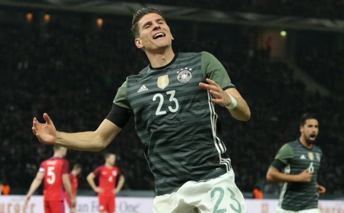 Endlich kann Mario Gomez wieder im Trikot der Nationalmannschaft jubeln. Foto: Christian Charisius