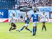 Rostocks Dennis Dressel (M) und St. Paulis Lukas Daschner ziehen im Zweikampf zum Ball.