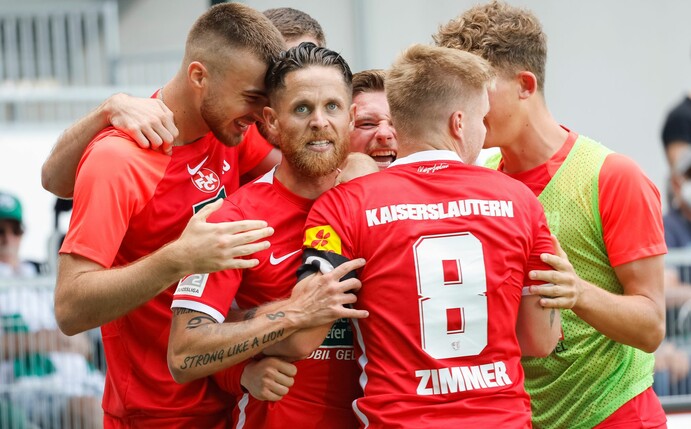 Die Kaiserslauterner bejubeln den Torschützen Mike Wunderlich (M) nach seinem Treffer zum 2:1.