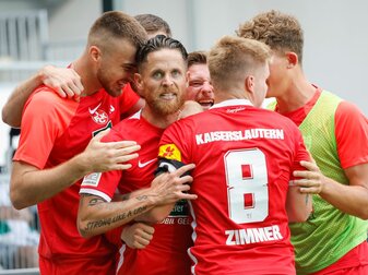 Die Kaiserslauterner bejubeln den Torschützen Mike Wunderlich (M) nach seinem Treffer zum 2:1. Die Kaiserslauterner bejubeln den Torschützen Mike Wunderlich (M) nach seinem Treffer zum 2:1.