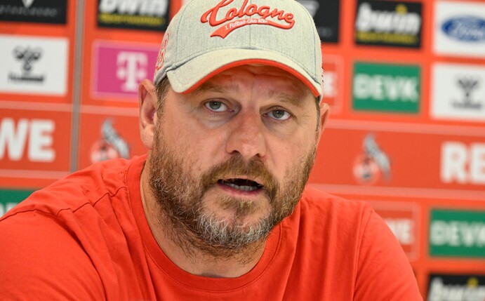 Der Trainer des 1. FC Köln, Steffen Baumgart, spricht während einer Pressekonferenz.