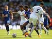 Leeds Tyler Adams (l) und Robin Koch (r) doppeln im Zweikampf Chelseas Raheem Sterling.