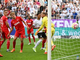 Der Freistoß von Frankfurts Daichi Kamada (nicht im Bild) geht an Kölns Torwart Marvin Schwäbe (r) vorbei zum 1:0 ins Tor. Der Freistoß von Frankfurts Daichi Kamada (nicht im Bild) geht an Kölns Torwart Marvin Schwäbe (r) vorbei zum 1:0 ins Tor.