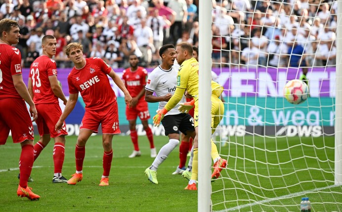 Der Freistoß von Frankfurts Daichi Kamada (nicht im Bild) geht an Kölns Torwart Marvin Schwäbe (r) vorbei zum 1:0 ins Tor.