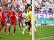 Der Freistoß von Frankfurts Daichi Kamada (nicht im Bild) geht an Kölns Torwart Marvin Schwäbe (r) vorbei zum 1:0 ins Tor.