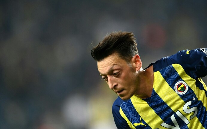 Özil gibt Debüt für Basaksehir