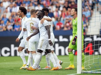 Sadio Mane (2.v.l.) von Bayern München jubelt über Treffer. Sadio Mane (2.v.l.) von Bayern München jubelt über Treffer.