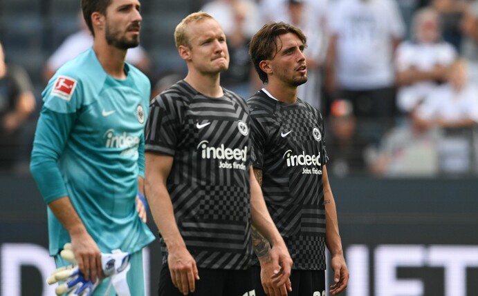 Frankfurts Torwart Kevin Trapp (l) haderte nach dem Spiel gegen Köln mit dem VAR.