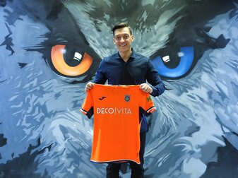 Der Ex-Weltmeister Mesut Özil zeigt sich zufrieden mit seinem Liga-Debüt für Basaksehir Istanbul. Der Ex-Weltmeister Mesut Özil zeigt sich zufrieden mit seinem Liga-Debüt für Basaksehir Istanbul.