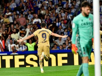 Barcelonas Robert Lewandowski (l) traf gegen Real Sociedad San Sebastian nach 44 Sekunden. Barcelonas Robert Lewandowski (l) traf gegen Real Sociedad San Sebastian nach 44 Sekunden.