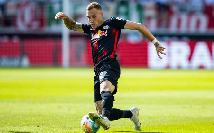 Er macht es mit Köpfchen: Fußball-Profi David Raum hat für seinen schnellen Aufstieg zum Nationalspieler vor allem seine mentale Einstellung verantwortlich gemacht.