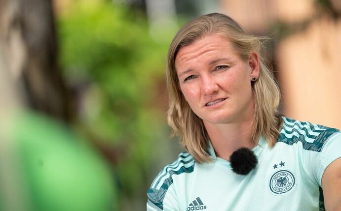 DFB-Torjägerin Alexandra Popp spricht sich für Grundgehälter im Frauenfußball aus.