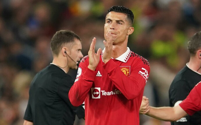 Kam erst sehr spät im Spiel gegen den FC Liverpool zum Einsatz: Cristiano Ronaldo von Manchester United applaudiert nach Abpfiff.