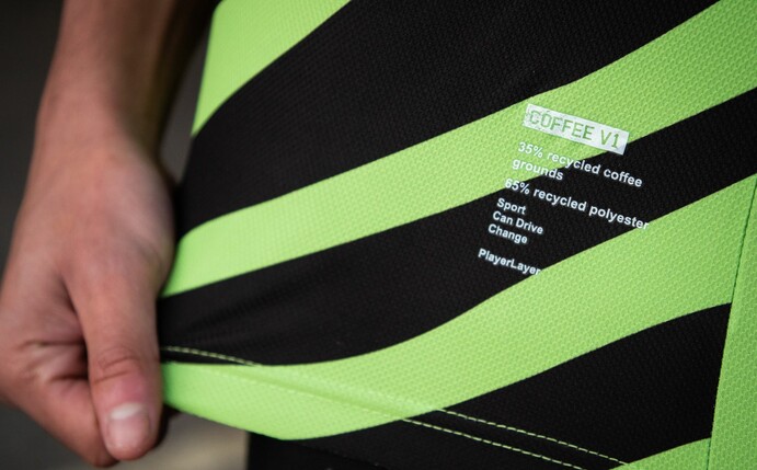 Ein Schriftzug weist die recycelten Materialen aus, aus denen das Trikot der Forest Green Rovers produziert wurde.