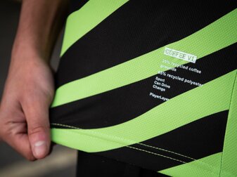 Ein Schriftzug weist die recycelten Materialen aus, aus denen das Trikot der Forest Green Rovers produziert wurde. Ein Schriftzug weist die recycelten Materialen aus, aus denen das Trikot der Forest Green Rovers produziert wurde.