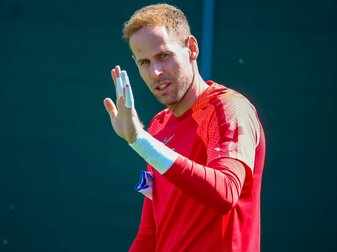 Kehrt wieder auf den Platz zurück: Peter Gulacsi, Torwart und Kapitän von RB Leipzig. Kehrt wieder auf den Platz zurück: Peter Gulacsi, Torwart und Kapitän von RB Leipzig.