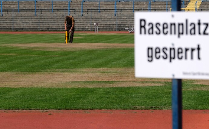 Die Austragung des nach Dessau verlegten Pokalspiels zwischen Teutonia Ottensen und RB Leipzig ist nach einer Verseuchung des Rasens fraglich.