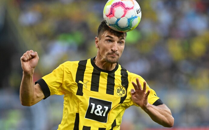 Der FC Barcelona soll angeblich Interesse an BVB-Verteidiger Thomas Meunier haben.