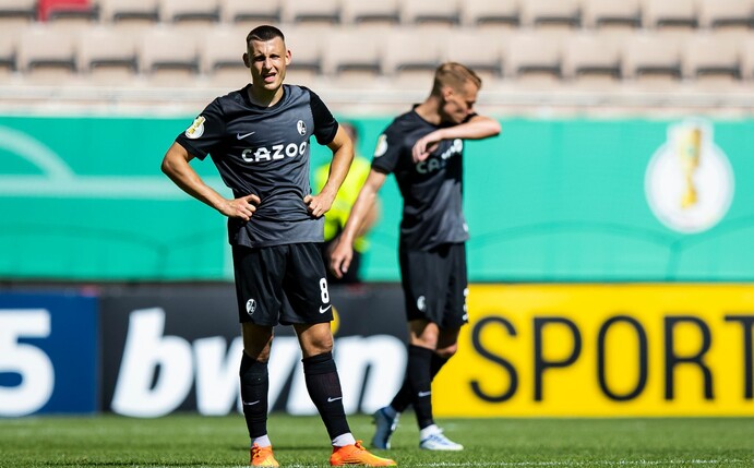 Freiburgs Maximilian Eggestein (l) musste am Handgelenk operiert werden.