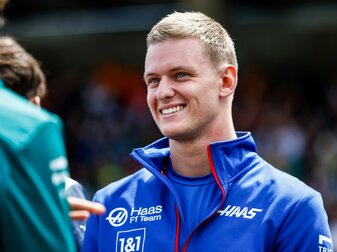 Mick kickt gut: Drei Tore bei "Champions for Charity" Mick kickt gut: Drei Tore bei "Champions for Charity"