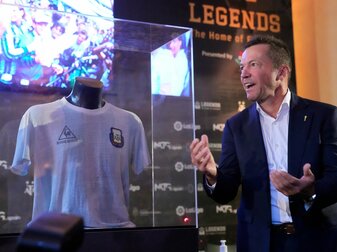 Lothar Matthäus neben einer Vitrine, in der sich das Trikot von Diego Maradona befindet. Lothar Matthäus neben einer Vitrine, in der sich das Trikot von Diego Maradona befindet.