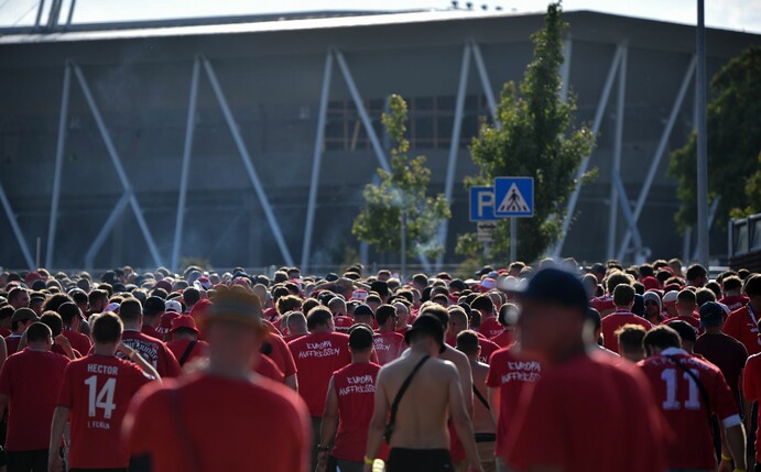 Fans vom 1. FC Köln auf dem Weg zum Rückspiel gegen Fehérvár im Sóstói-Stadion.