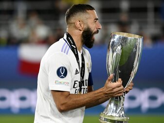 Europas Fußballer des Jahres: Karim Benzema feiert mit dem UEFA-Supercup. Europas Fußballer des Jahres: Karim Benzema feiert mit dem UEFA-Supercup.