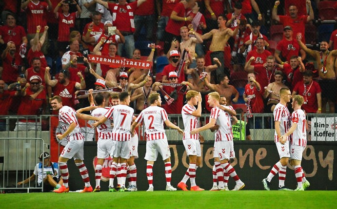 Vor den mitgereisten Fans feiern die Spieler des 1. FC Köln das 2:0 beim Fehérvár FC.