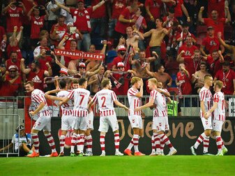 Vor den mitgereisten Fans feiern die Spieler des 1. FC Köln das 2:0 beim Fehérvár FC. Vor den mitgereisten Fans feiern die Spieler des 1. FC Köln das 2:0 beim Fehérvár FC.