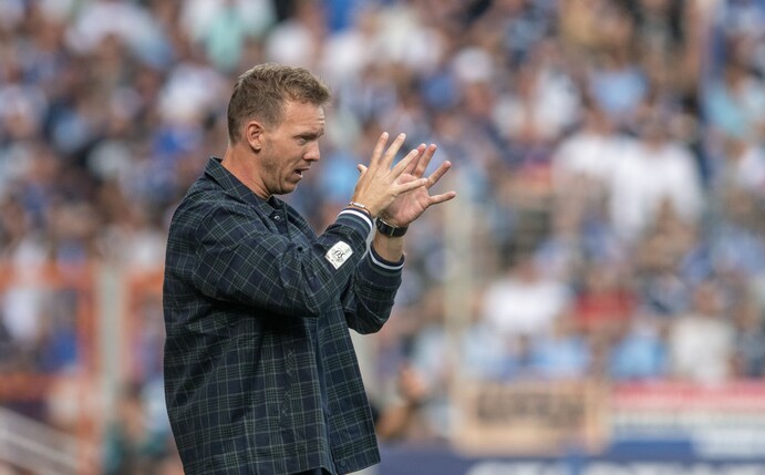 Bayerns Trainer Julian Nagelsmann coacht seine Spieler während eines Spiels.