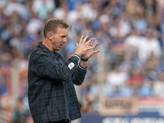 Bayerns Trainer Julian Nagelsmann coacht seine Spieler während eines Spiels. Bayerns Trainer Julian Nagelsmann coacht seine Spieler während eines Spiels.