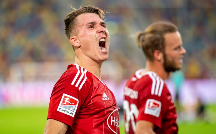 Düsseldorfs Felix Klaus (l) jubelt nach seinem Tor zum 3:0 gegen Jahn Regensburg.