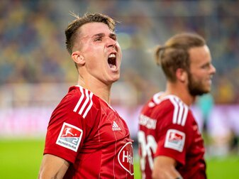 Düsseldorfs Felix Klaus (l) jubelt nach seinem Tor zum 3:0 gegen Jahn Regensburg. Düsseldorfs Felix Klaus (l) jubelt nach seinem Tor zum 3:0 gegen Jahn Regensburg.