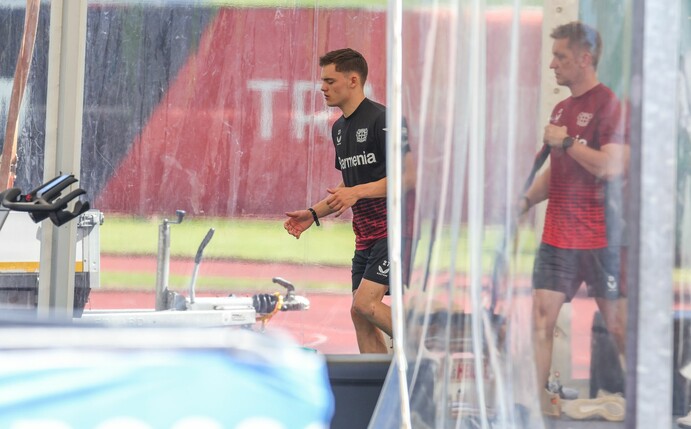 Florian Wirtz arbeitet mit einem Athletiktrainer am Comeback bei den Leverkusenern