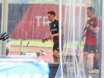 Florian Wirtz arbeitet mit einem Athletiktrainer am Comeback bei den Leverkusenern Florian Wirtz arbeitet mit einem Athletiktrainer am Comeback bei den Leverkusenern